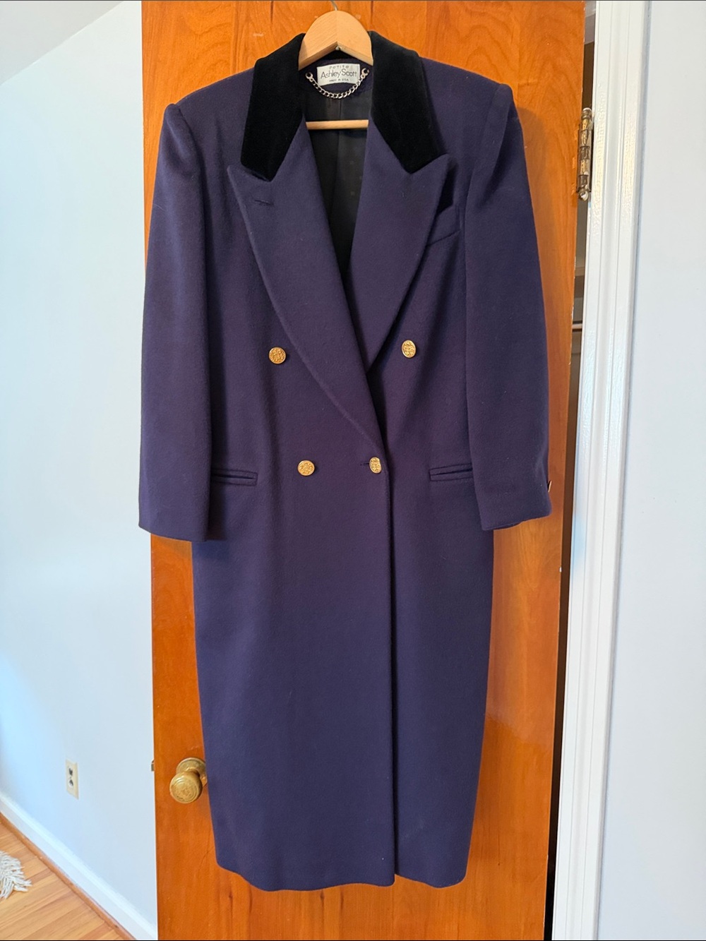 Vintage Double-Breasted Women's Plum Coat with Black Velvet Collar